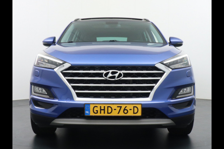 Hyundai Tucson T177PK AUT.7 Leer Panorama-Dak Camera Apple Carplay - Android Navi PDC Schuif-K-Dak Cruise control DAB Bluetooth Led Regen-Licht 17"LM Voorruit verwarmd DBC Voetgangersbescherming ESC Privacy Glas Kopl-rein-inst Afdaal assistent Verkeersbord detectie Comfort Spraakherkenningssysteem 42.000 nieuw ! 1600kg trekvermogen!