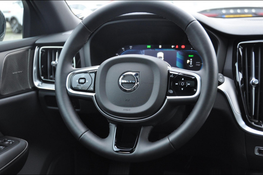 Volvo V60 T6 350PK Automaat Recharge AWD Plus Dark / Adaptieve cruise control / BLIS / Panoramadak / Harman Kardon audio /  Apple carplay / Elektrische stoelen met geheugen / Parkeersensoren met 360 camera / Trekhaak / Elektrische achterklep