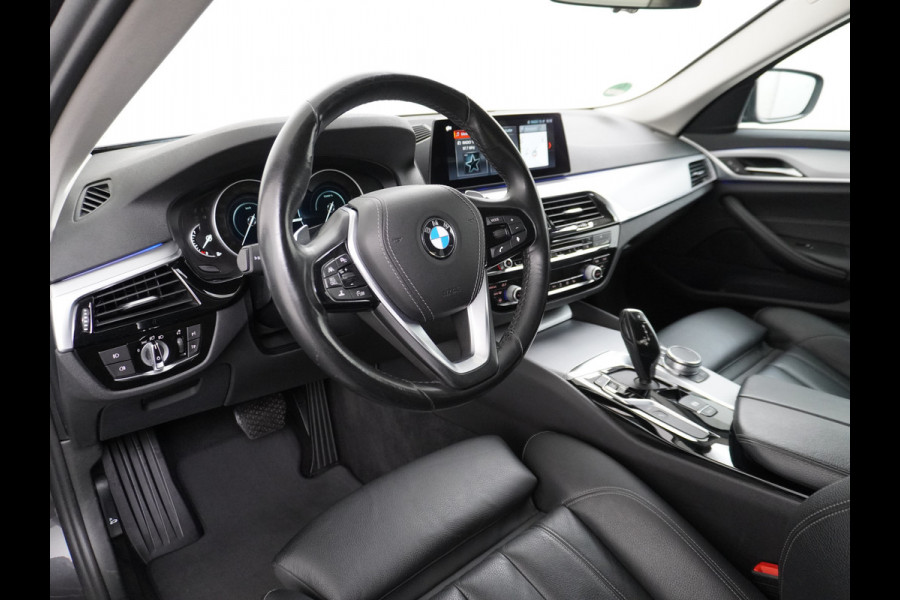 BMW 5 Serie 530e AUT-8 252PK M-Sport Leer-Stoelen+Elektr.+Verwarmd(+achter) Adapt.Cruise Navi-Pro Ecc PDC-A+V Lane Assist Camera Keyless Led A-klep Aut. WiFi Intel.Noodoproep Teleservice ParkAssist Ambience-verlichting Connected drive I-Performance High Executive 420NM 71.000 nieuw