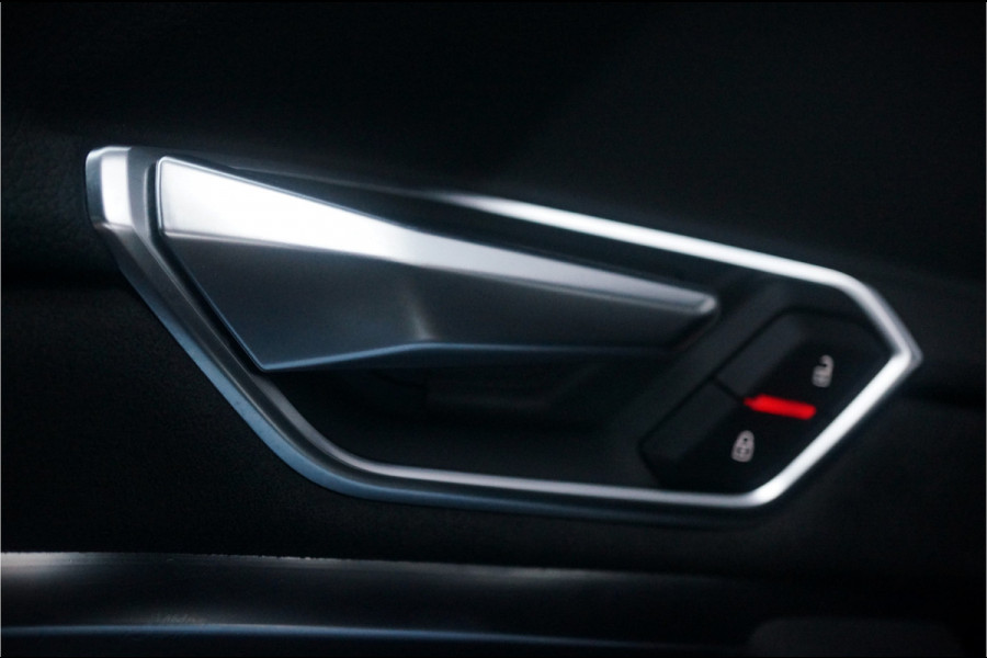 Audi e-tron e-tron 50 quattro Launch edition Black 71 kWh | S-Line | Panoramadak | Memory Seats | Trekhaak | Luchtvering | Adaptive Cruise Control | Camera | Keyless | Matrix LED | Leder | Stoelverwarming | NAP | BTW