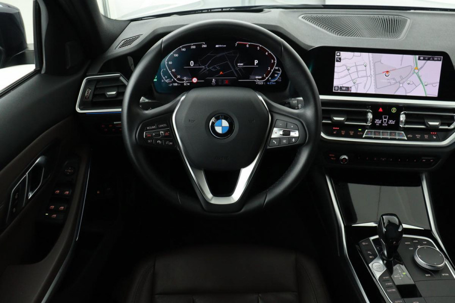 BMW 3-serie 330e eDrive Edition | Panoramadak | Head-Up | Adaptive cruise | Leder | Stoelverwarming | Carplay | Sfeerverlichting | Full LED | Navigatie | Park Assist