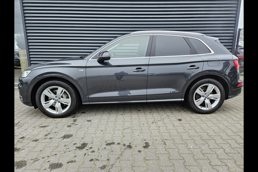 Audi Q5 55 TFSI e Quattro S Line Plug In Hybrid Dealer O.H PHEV | Luchtvering | Trekhaak af Fabriek | Panodak | Adaptive Cruise | Lederen Sportstoelen Massage & Memory | Head Up | 360 Camera | Keyless |