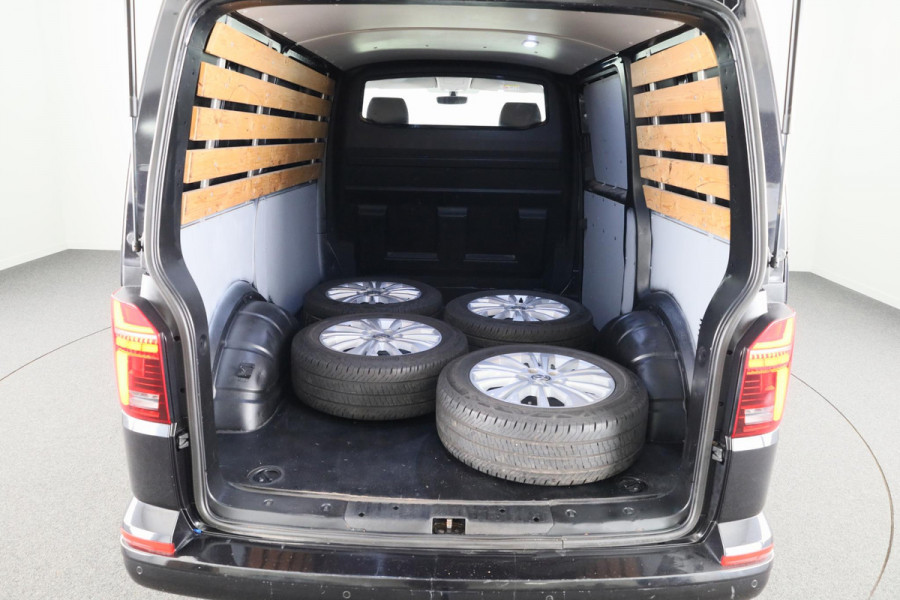 Volkswagen Transporter 2.0 TDI L1H1 110PK | Spoilerpakket | Trekhaak | LED koplampen | Parkeercamera | Stoelverwarming |