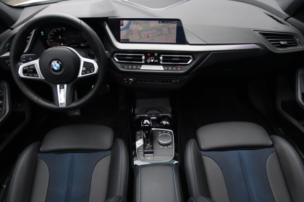 BMW 1-serie 120i M Sport / PANODAK / LIVE COCKPIT / STUUR+STOELVERW / 18''