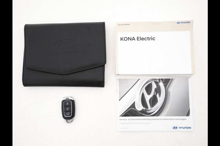 Hyundai Kona EV Fashion Design-Pack 64 kWh (INCL-BTW) Aut. *HEAD-UP | LEATHER-MICROFIBRE | NAVI-FULLMAP | KEYLESS | SHIFT-PADDLES | LANE-ASSIST | CAMERA | DAB | DIGI-COCKPIT | ADAPTIVE-CRUISE | COMFORT-SEATS | 17"ALU*