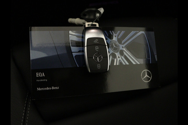 Mercedes-Benz EQA 300 4MATIC AMG Line 67 kWh | Trekhaak |  Panoramaschuifdak | Nightpakket | Premium pakket | KEYLESS-GO comfort pakket Burmester Surround Sound systeem | Parkeerpakket met 360°-camera |