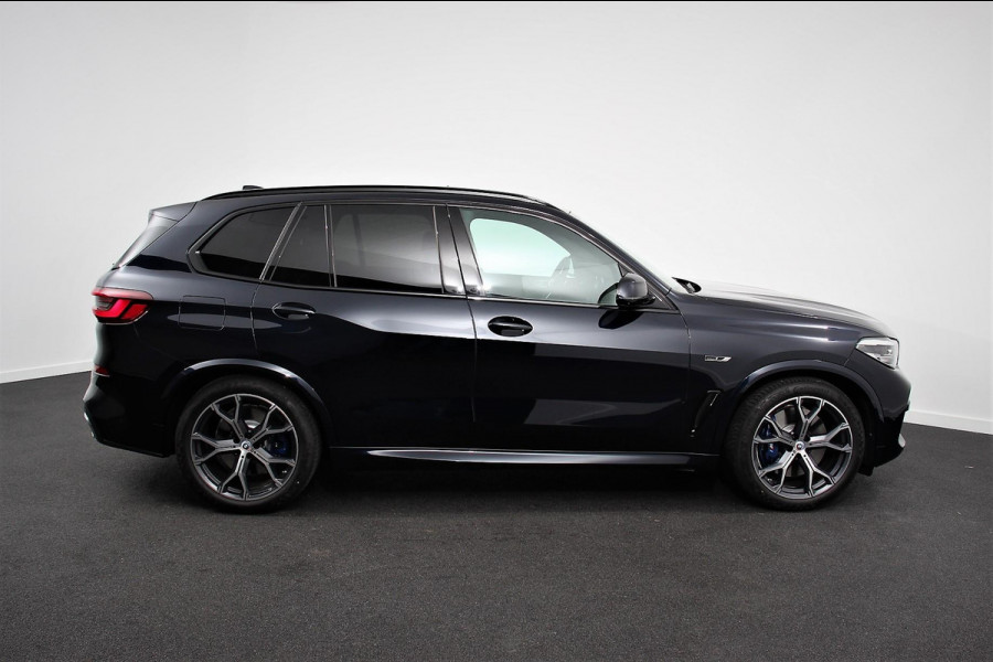 BMW X5 xDrive45e 394pk High Executive M-Sport PHEV 6 cilinder | Panoramisch schuif-kantel dak | Harman Kardon | Head up display | Lederen bekleding | Electrische verstelling comfort stoelen