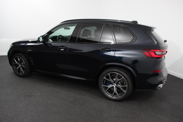 BMW X5 xDrive45e 394pk High Executive M-Sport PHEV 6 cilinder | Panoramisch schuif-kantel dak | Harman Kardon | Head up display | Lederen bekleding | Electrische verstelling comfort stoelen