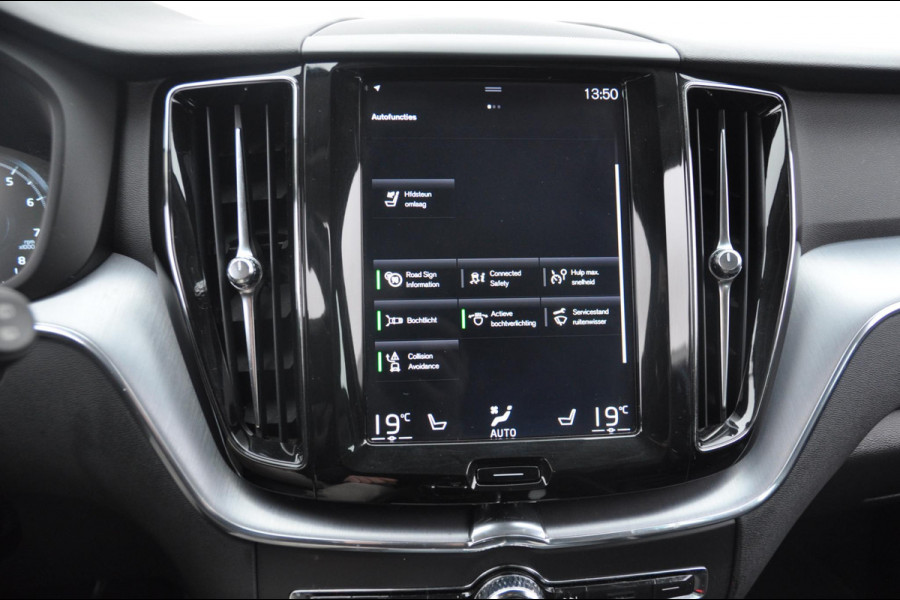 Volvo XC60 2.0 T5 Momentum / Semi-elektrisch inklapbare trekhaak / Apple carplay / Cruise control / Parkeersensoren achter / Lederen bekleding / Elektrische achterklep /