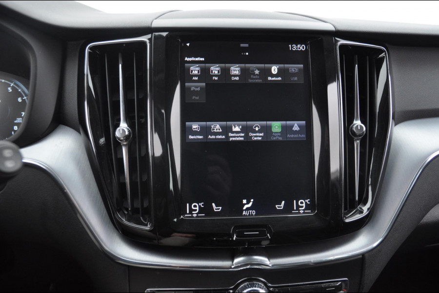 Volvo XC60 2.0 T5 Momentum / Semi-elektrisch inklapbare trekhaak / Apple carplay / Cruise control / Parkeersensoren achter / Lederen bekleding / Elektrische achterklep /