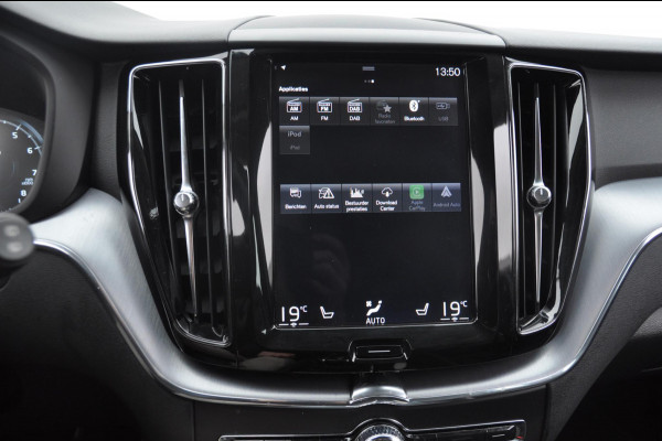 Volvo XC60 2.0 T5 Momentum / Semi-elektrisch inklapbare trekhaak / Apple carplay / Cruise control / Parkeersensoren achter / Lederen bekleding / Elektrische achterklep /