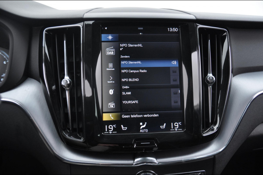 Volvo XC60 2.0 T5 Momentum / Semi-elektrisch inklapbare trekhaak / Apple carplay / Cruise control / Parkeersensoren achter / Lederen bekleding / Elektrische achterklep /