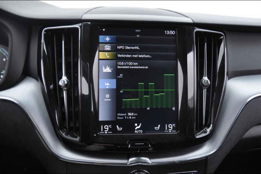 Volvo XC60 2.0 T5 Momentum / Semi-elektrisch inklapbare trekhaak / Apple carplay / Cruise control / Parkeersensoren achter / Lederen bekleding / Elektrische achterklep /