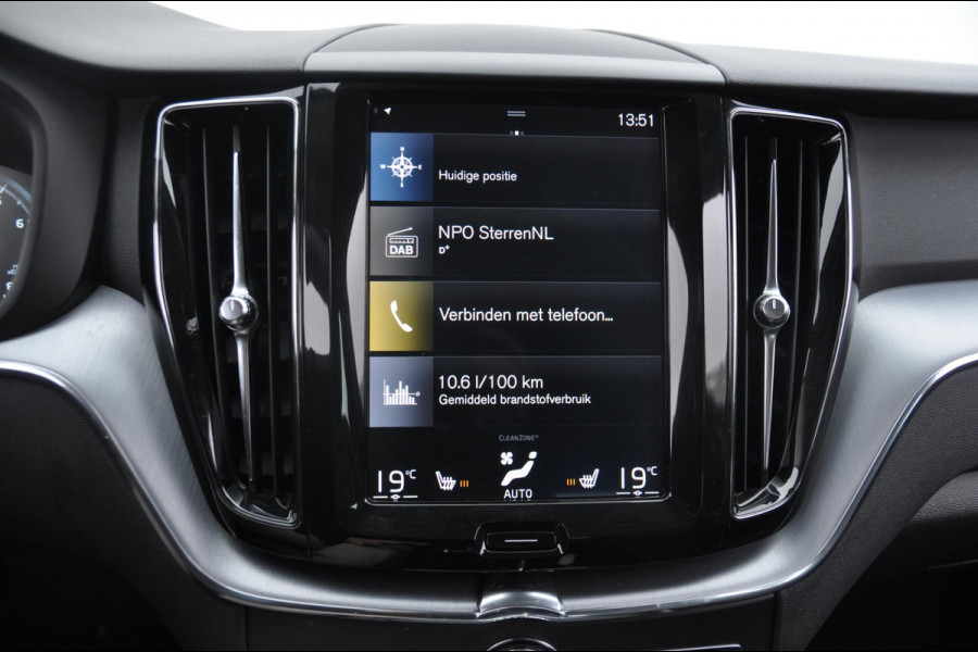 Volvo XC60 2.0 T5 Momentum / Semi-elektrisch inklapbare trekhaak / Apple carplay / Cruise control / Parkeersensoren achter / Lederen bekleding / Elektrische achterklep /