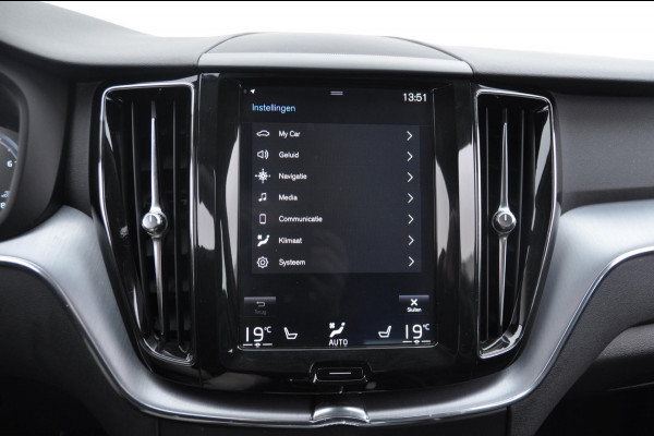 Volvo XC60 2.0 T5 Momentum / Semi-elektrisch inklapbare trekhaak / Apple carplay / Cruise control / Parkeersensoren achter / Lederen bekleding / Elektrische achterklep /