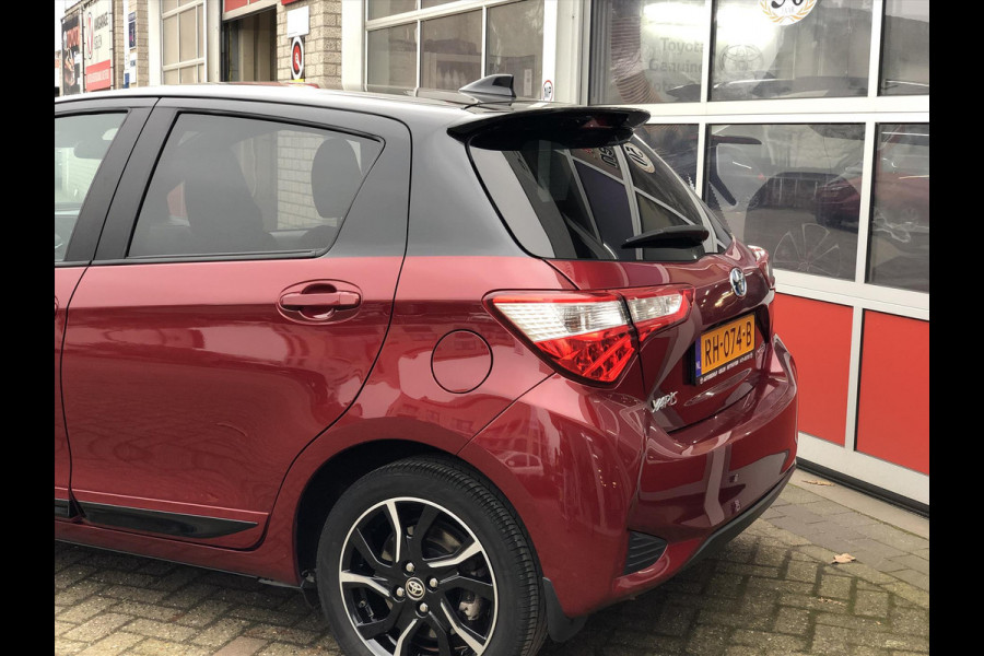 Toyota Yaris 1.5 Hybrid Bi-Tone | Eerste eigenaar, 16 inch, Spoiler, Cruise control, Parkeercamera, Safety sense, Climate control