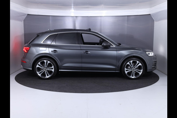 Audi Q5 55 TFSI e S edition 367 pk S-tronic | Panoramadak | Luchtvering | Elektr. trekhaak | Parkeersensoren (Park assist) | Rondomzicht camera | Stoelverwarming v/a | Navigatie  | 21" | S-line |