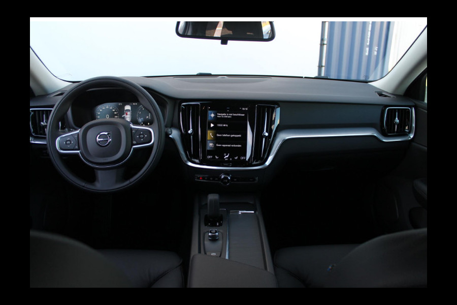 Volvo V60 B4 211PK Automaat Business Pro / Elektrische achterklep/ Keyless entry/ Adaptieve cruise control / BLIS / Apple Carplay/ DAB