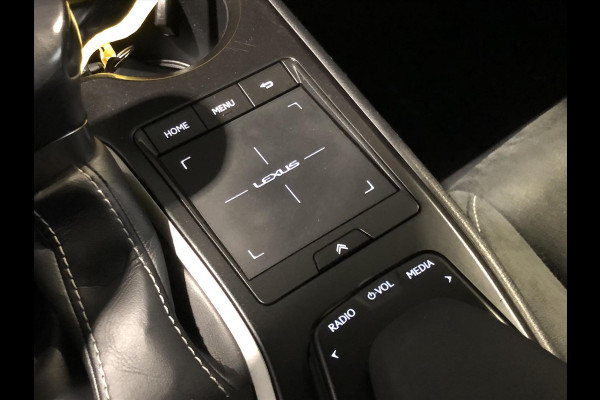 Lexus UX 250h 184pk Preference Line | Dodehoekherkenning, Parkeersensoren, Keyless, 18 inch, CarPlay, Stoel + Stuurverwarming