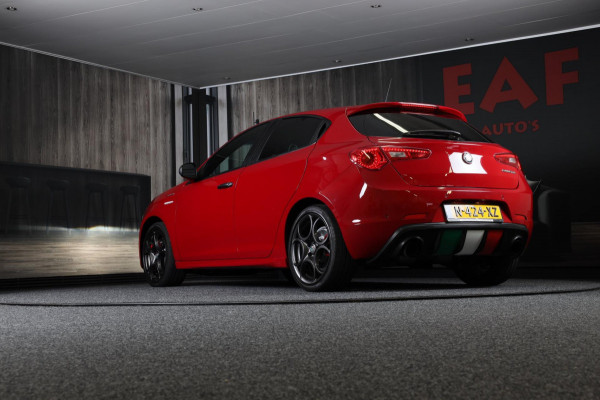 Alfa Romeo Giulietta 1.750 Turbo Veloce / 241 PK / AUT / Navi / Ecc / Cruise Control / BOSE / F1 / Schaalstoelen / Xenon / 18 Inch