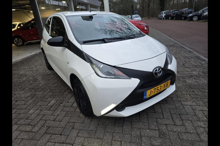 Toyota Aygo 1.0 VVT-i x | NIEUWE APK | 12MND GARANTIE | AIRCO |