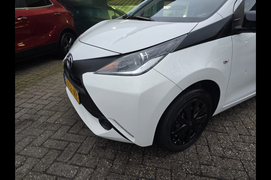 Toyota Aygo 1.0 VVT-i x | NIEUWE APK | 12MND GARANTIE | AIRCO |