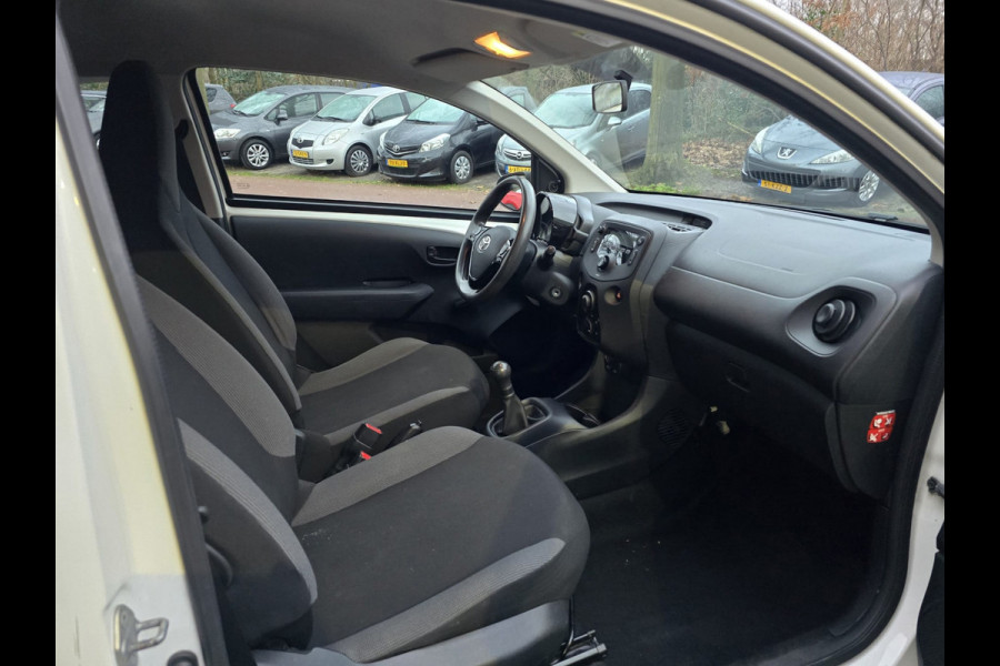 Toyota Aygo 1.0 VVT-i x | NIEUWE APK | 12MND GARANTIE | AIRCO |