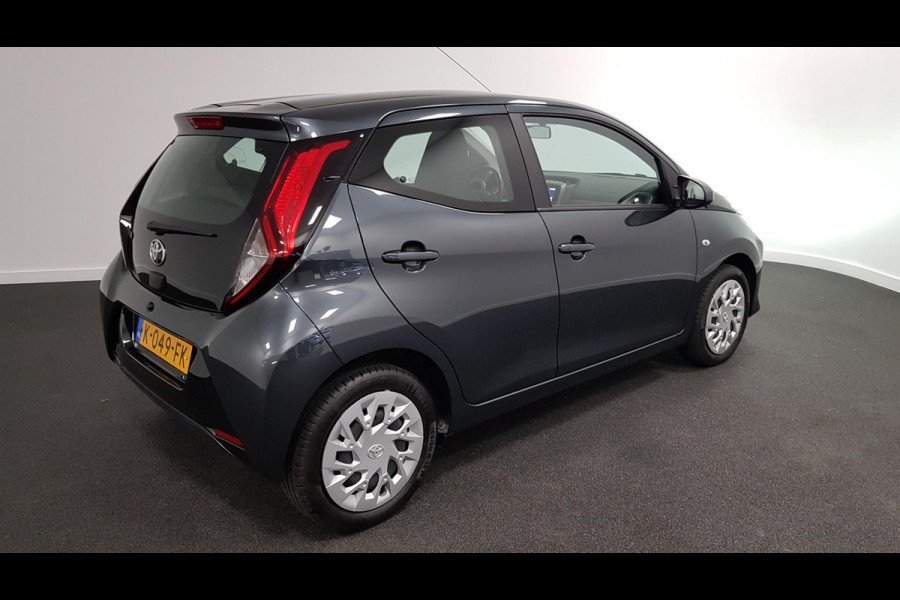 Toyota Aygo 1.0 VVT-i x-play | Navigatie | Airco | Camera | Led | Toerenteller