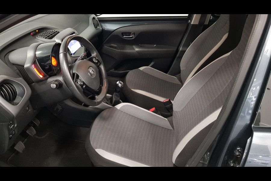 Toyota Aygo 1.0 VVT-i x-play | Navigatie | Airco | Camera | Led | Toerenteller