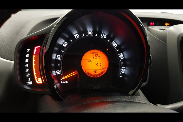 Toyota Aygo 1.0 VVT-i x-play | Navigatie | Airco | Camera | Led | Toerenteller