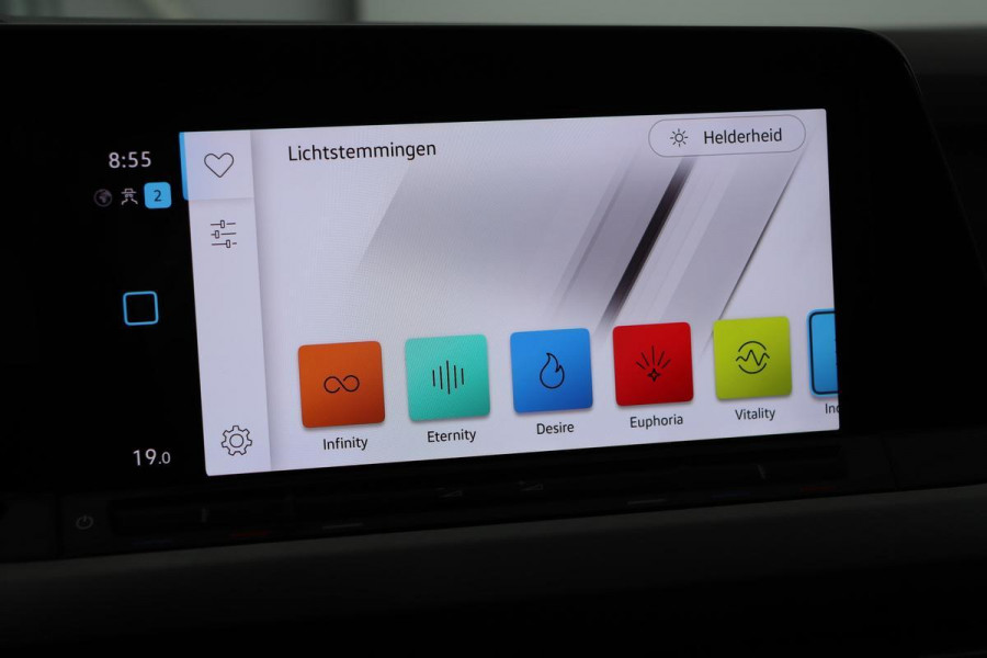 Volkswagen Golf 1.0 eTSI Life | Trekhaak | Camera | Adaptive cruise | Full LED | Carplay | Sfeerverlichting | Climate control | Getint glas