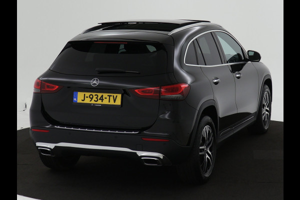 Mercedes-Benz GLA 200 Business Solution Luxury | Achteruitrijcamera | Sfeerverlichting | Panorama-schuifdak | Navigatie | Elektrisch verstelbare voorzetel links met Memory | Inclusief 24 maanden MB Certified garantie voor Europa.