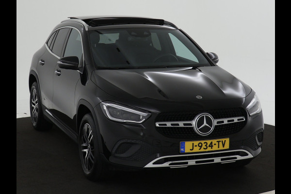 Mercedes-Benz GLA 200 Business Solution Luxury | Achteruitrijcamera | Sfeerverlichting | Panorama-schuifdak | Navigatie | Elektrisch verstelbare voorzetel links met Memory | Inclusief 24 maanden MB Certified garantie voor Europa.