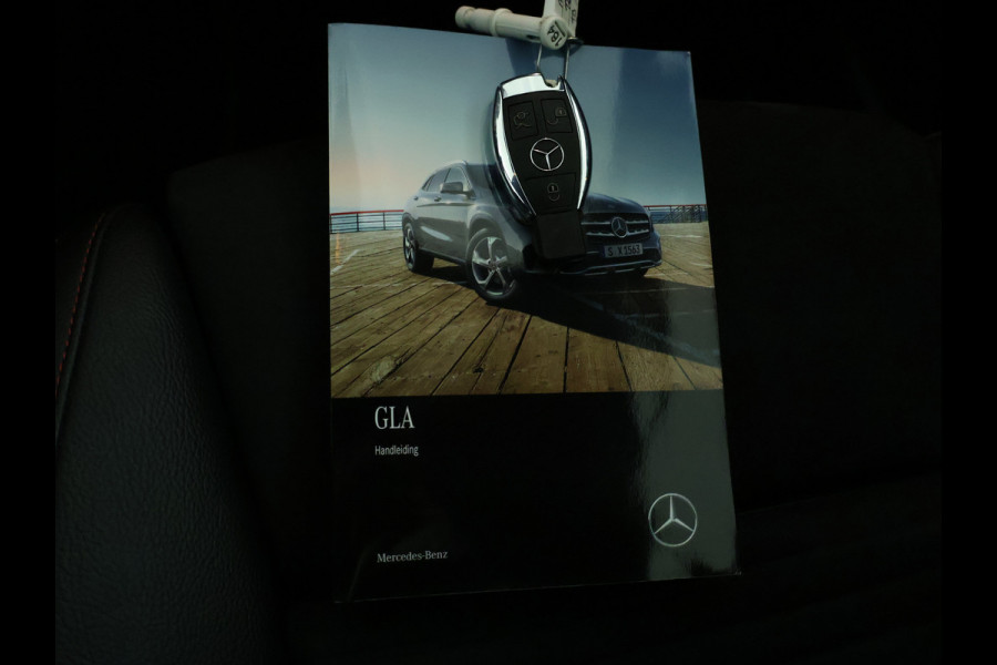 Mercedes-Benz GLA 180 Business Solution AMG | 5 spaaks lichtmetalen velgen | Trekhaak | Navigatie | Parking support | Panoramadak | Trekhaak | Inclusief Louwman Basispakket