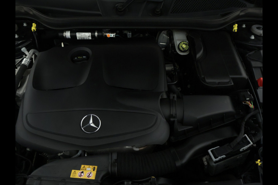 Mercedes-Benz GLA 180 Business Solution AMG | 5 spaaks lichtmetalen velgen | Trekhaak | Navigatie | Parking support | Panoramadak | Trekhaak | Inclusief Louwman Basispakket