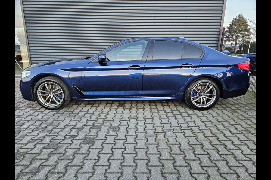 BMW 5 Serie 530e M Sport Plug In Hybrid Dealer O.H PHEV | Lederen Sportstoelen | Head Up | Harman Kardon | Camera | Sfeerverlichting | Apple Carplay | DAB | El. Achterklep |