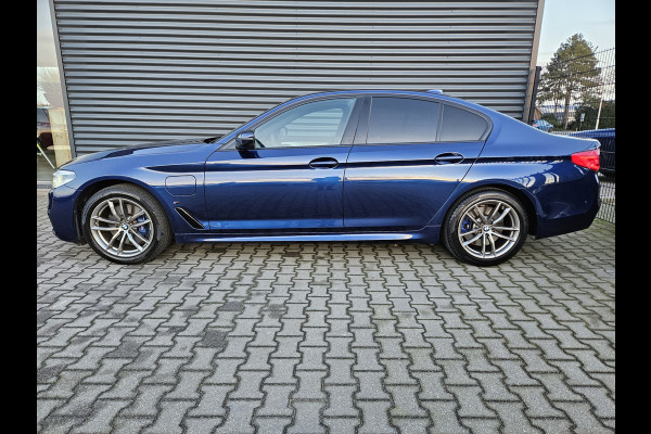 BMW 5 Serie 530e M Sport Plug In Hybrid Dealer O.H PHEV | Lederen Sportstoelen | Head Up | Harman Kardon | Camera | Sfeerverlichting | Apple Carplay | DAB | El. Achterklep |