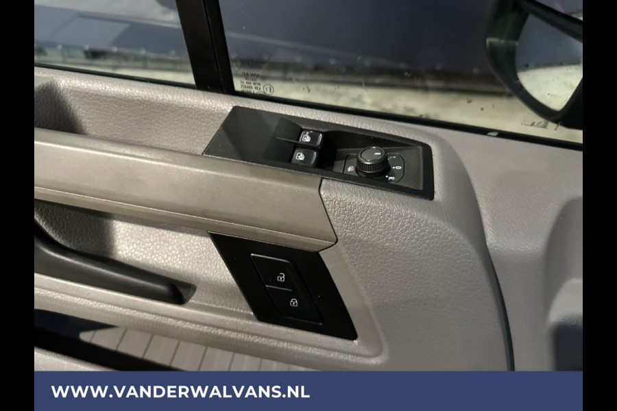 Volkswagen Crafter 2.0 TDI 140pk L3H3 Euro6 Airco | Navigatie | Cruisecontrol | Apple Carplay Parkeersensoren, Chauffeursstoel, Bijrijdersbank, Verwarmde voorruit, 3000kg Trekvermogen