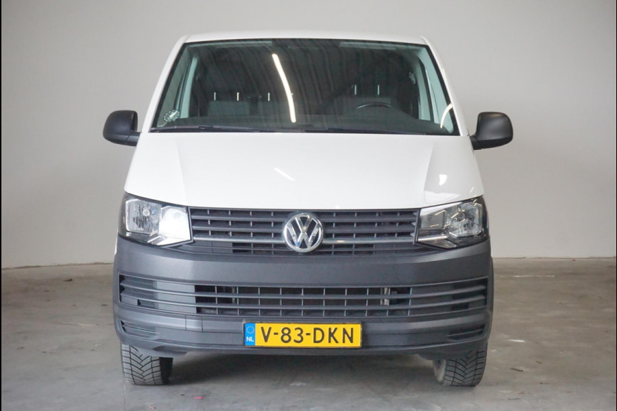 Volkswagen Transporter 2.0 TDI L1H1 Trendline Apple Carplay Airco Cruise Control Parkeersensoren Trekhaak 3-Zits