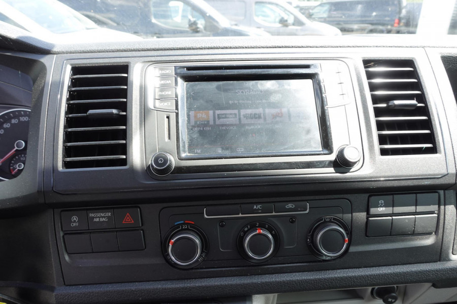 Volkswagen Transporter 2.0 TDI L1H1 Trendline Apple Carplay Airco Cruise Control Parkeersensoren Trekhaak 3-Zits