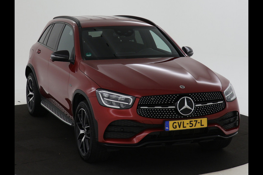 Mercedes-Benz GLC 300 e AMG Plug-In Hybride | Achteruitrijcamera | Apple Carplay | Nightpakket | Stoelverwarming | Inclusief 24 maanden MB Certified garantie voor Europa.