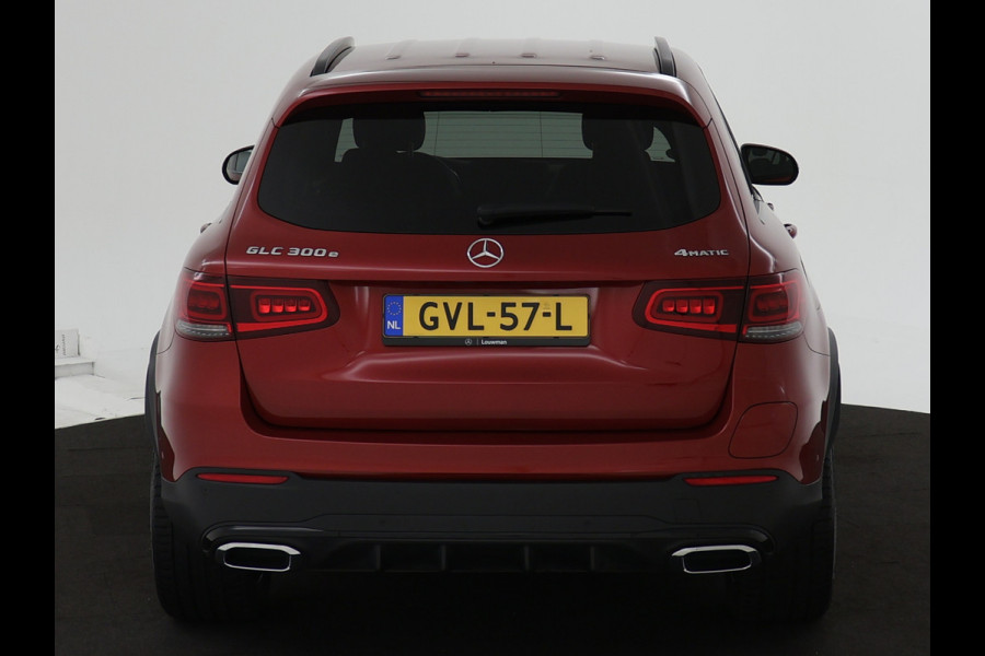 Mercedes-Benz GLC 300 e AMG Plug-In Hybride | Achteruitrijcamera | Apple Carplay | Nightpakket | Stoelverwarming | Inclusief 24 maanden MB Certified garantie voor Europa.