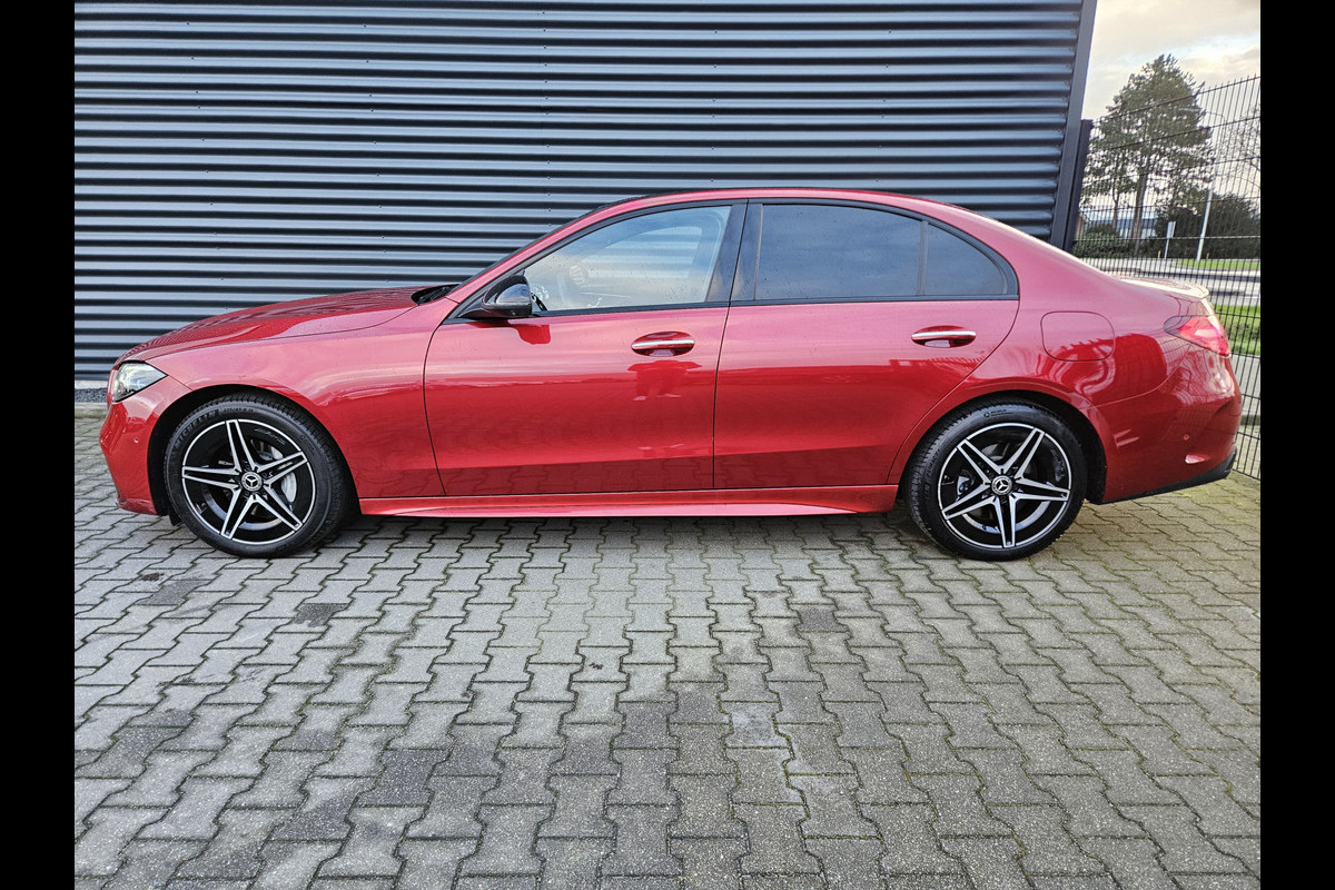 Mercedes-Benz C-Klasse 300 e AMG Line Plug In Hybrid 320pk PHEV | Panodak | Trekhaak af Fabriek | Digital LED | 360 Camera | Head Up | Keyless | Sfeerverlichting |