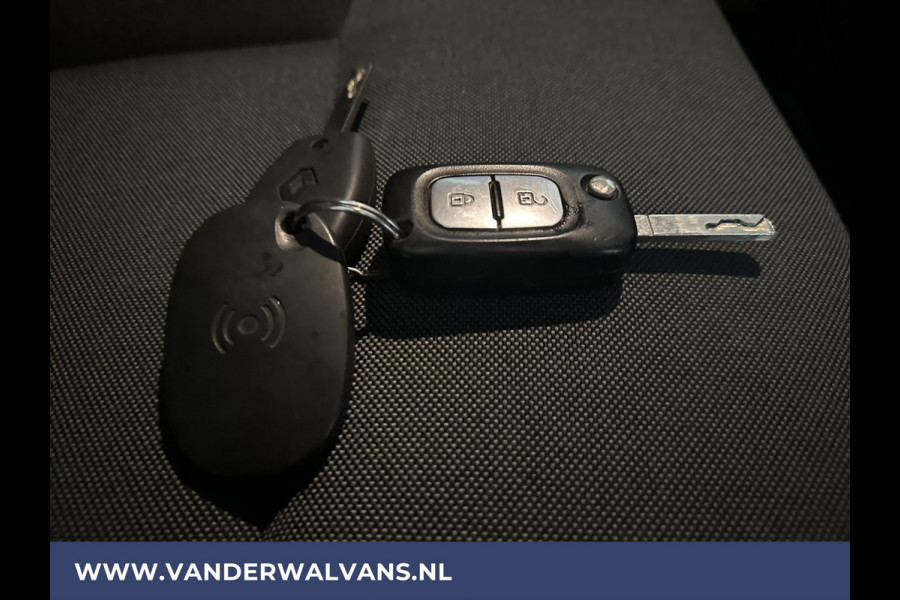 Renault Master 2.3dCi 136pk L2H2 Euro6 Airco | LED | Navigatie | 2500kg Trekhaak cruisecontrol, parkeersensoren, oprijplaat, bijrijdersbank