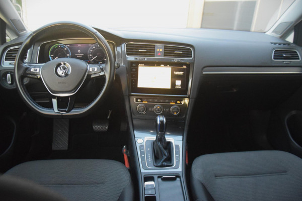 Volkswagen e-Golf Golf Camera/Stoelverwarming/Digi cockpit/ Warmtepomp/Keyless/DAB