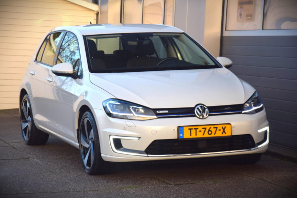 Volkswagen e-Golf Golf Camera/Stoelverwarming/Digi cockpit/ Warmtepomp/Keyless/DAB