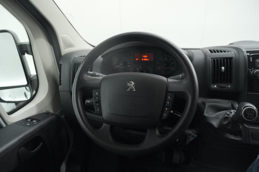 Peugeot Boxer 330 2.2 BlueHDi 120 L1H1 Premium | Trekhaak | Camera | Betimmering Laadruimte | Navigatie