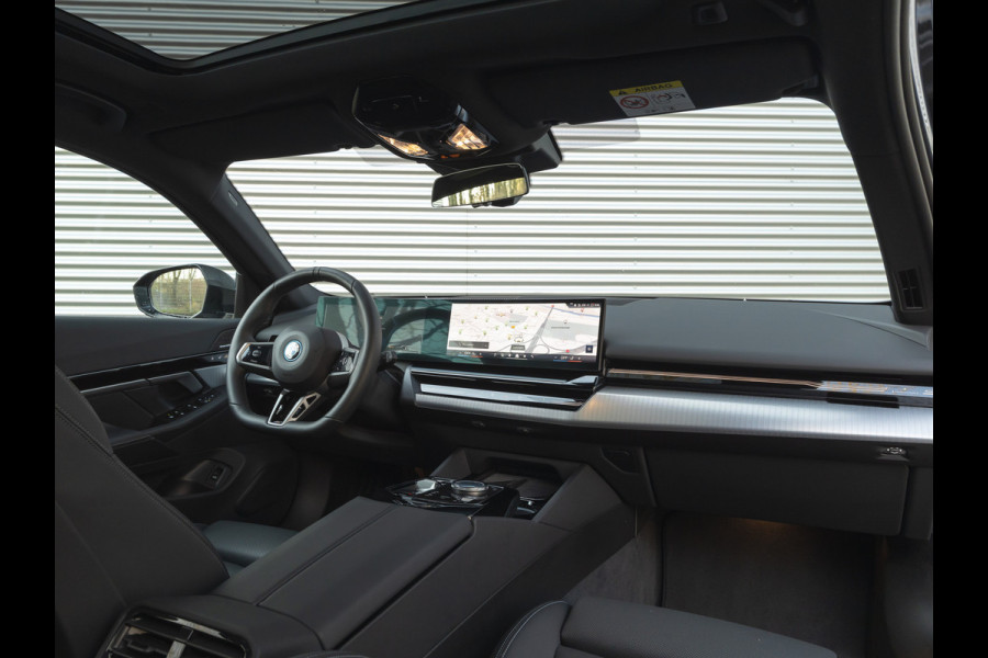 BMW 5 Serie Touring 530e M-Sport - Pano - Trekhaak - Driving Assistant Plus - Harman Kardon