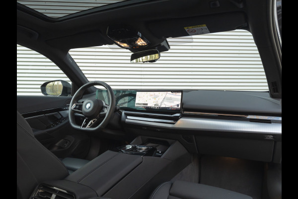 BMW 5 Serie Touring 530e M-Sport - Pano - Trekhaak - Driving Assistant Plus - Harman Kardon