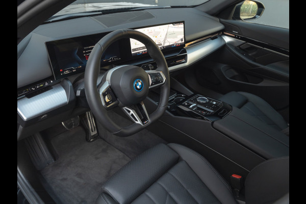 BMW 5 Serie Touring 530e M-Sport - Pano - Trekhaak - Driving Assistant Plus - Harman Kardon